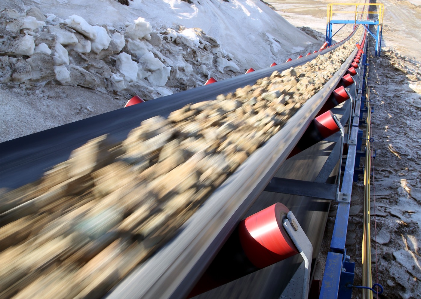 Conveyor moving ore to processing